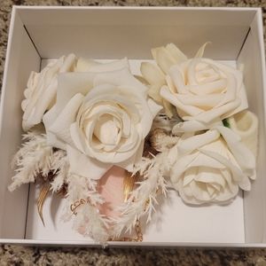Ling's Moment Wrist Corsages